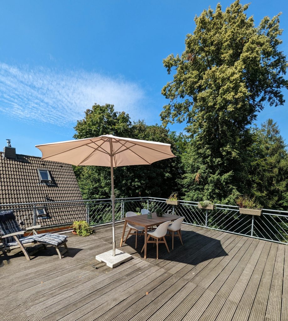 Sonnenschirm auf der Dachterrasse in Heiligenhaus